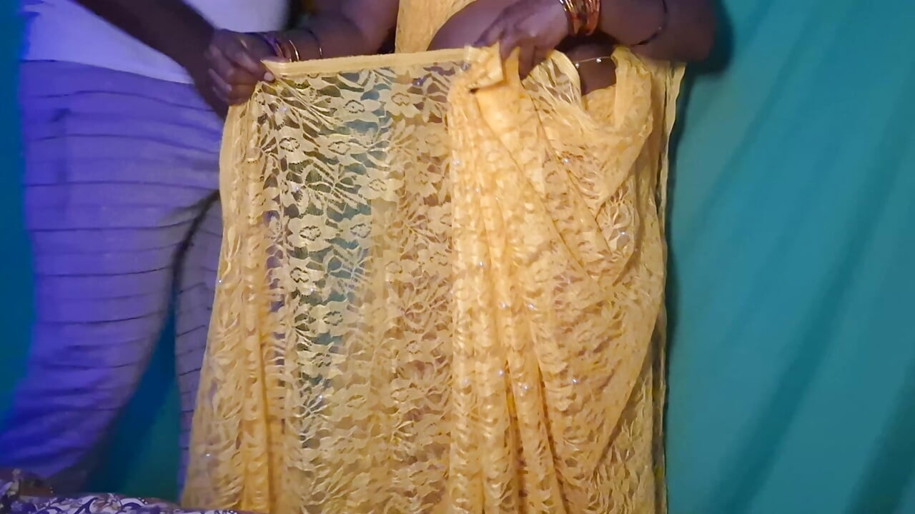 Navel and Erotic Show of Tamil Married Bhabi