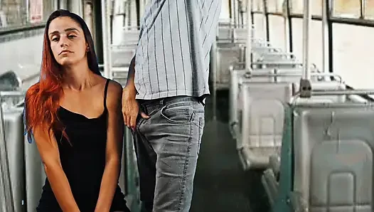 Otobüste bir yabancı tarafından kalçalanan kız öğrenci!