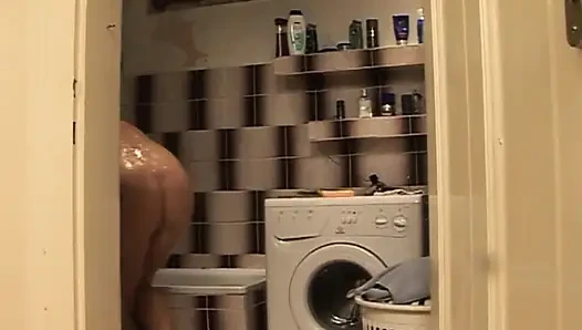 Ngentot di kamar mandi mengisap kontol besar