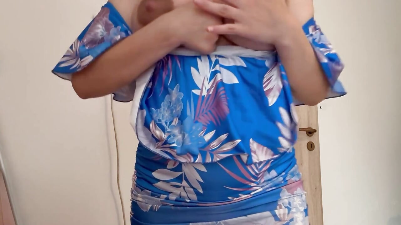 Giantess styvsyster Jag gömmer i badrummet bredvid min lilla styvsyster El och avslöjar min gigantiska kropp för honom. Han är
