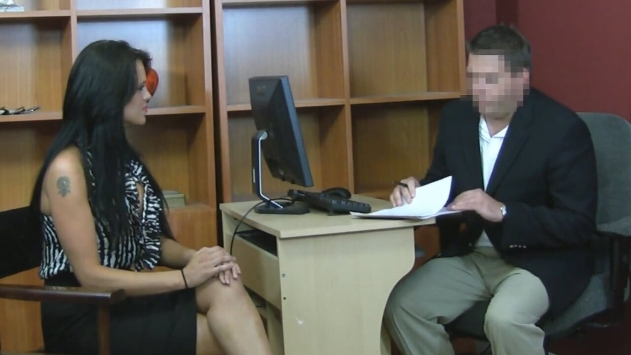 Evasão fiscal resolvida com um discreto boquete de pau pequeno e uma foda sem brilho