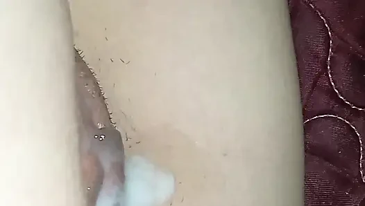 Onu yanında sikiyor ve amının üstüne boşalıyor