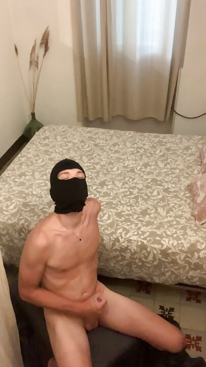 Masturbação quando a empregada está em casa