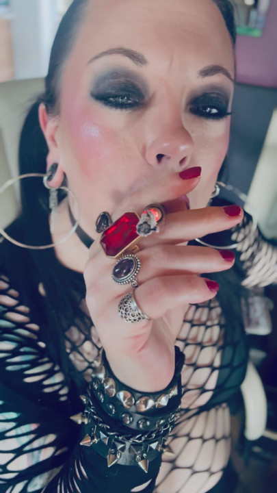 Gothic Girl Tina Snua mit Zöpfen raucht eine Zigarette in einer Spitze & zündet sie mit Streichhölzern an | Clip 1