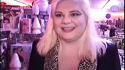Sarışın orta yaşlı seksi kadın delikten çıkan yarağı emiyor ve damlayan döl götünü gösteriyor