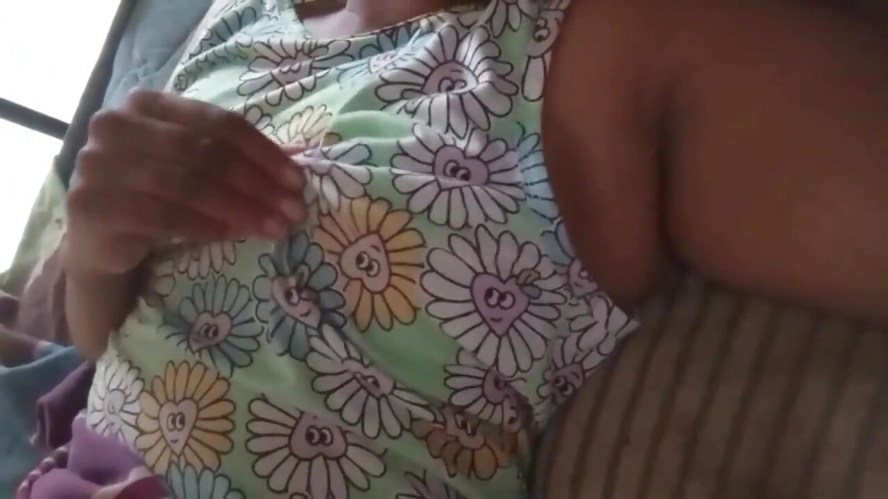 Hermanastra caliente con grandes tetas por el juego de consolador de su hermanastro