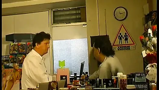 Carole, bir ailenin üvey annesi erkek arkadaşının büyük şişman eliyle sahtesini yapıyor!