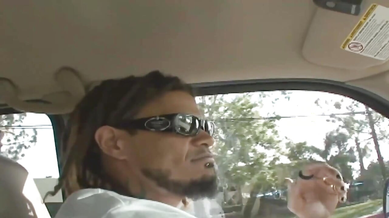 Plavušu sa velikim dupetom jebe veliki crni kurac