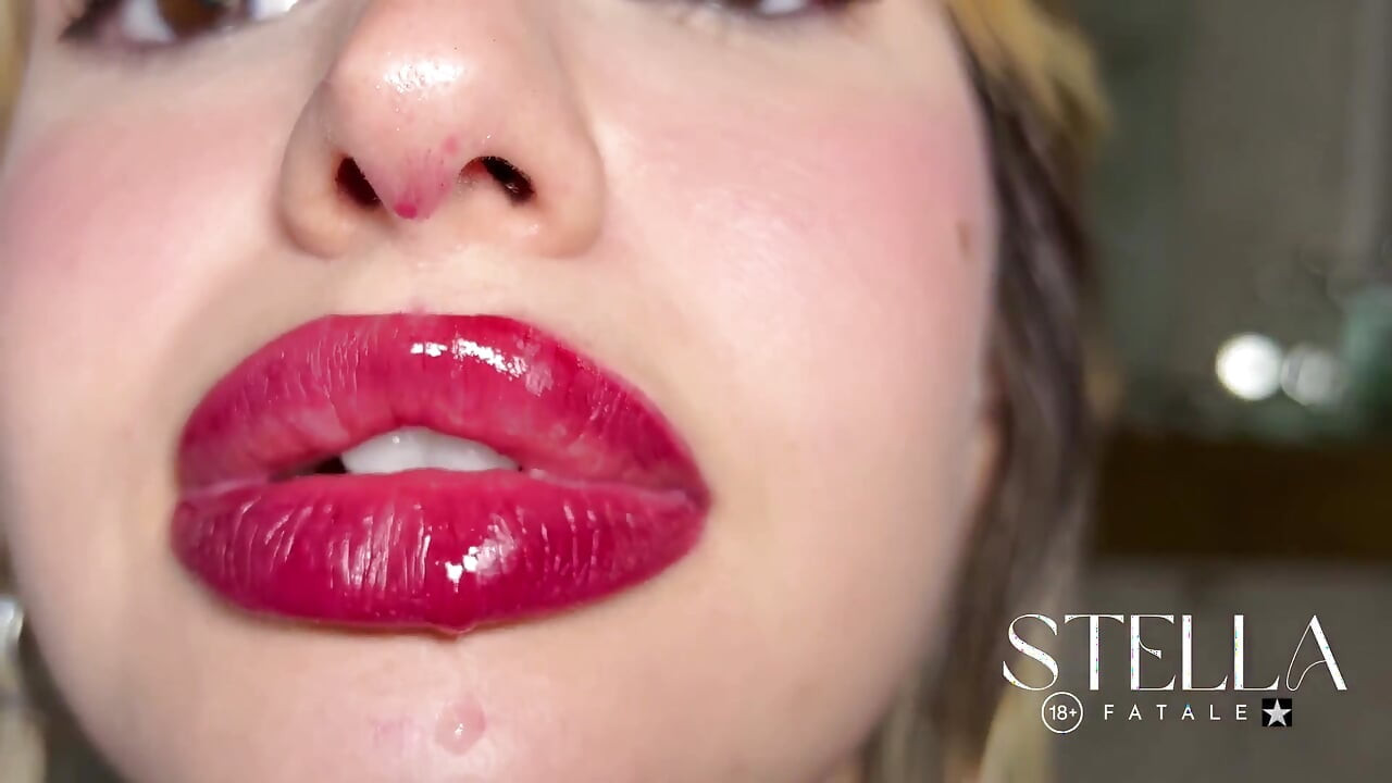 Framboos - lip trillende rode lippenstift - slow motion