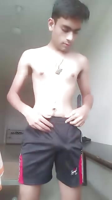 Azgın Hintli twink mastürbasyon yapıyor