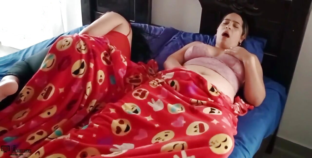 Lesbienele excitate se satisfac reciproc lingându-se și futându-și reciproc pizdele