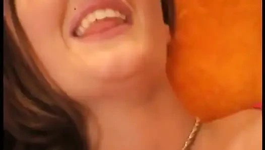 Cewek nakal lagi asik ngentot memeknya pakai pisang besar