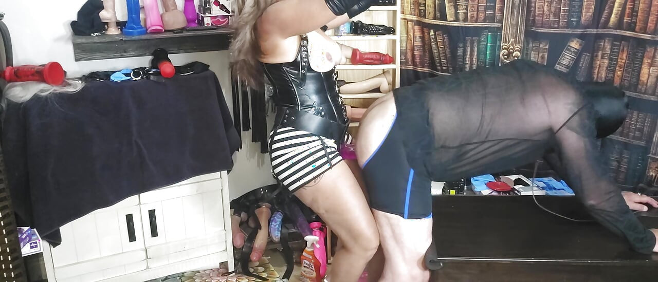 Si blondie menari sambil menolak zakarnya dalam pantatnya