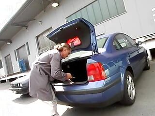 Pequeña chica alemana de tetas follando con un tipo salvaje en el estacionamiento