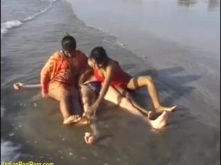 Distracție în trei pe plajă indiană