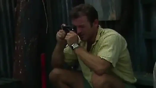 Бурный тройничок в сарае: блондинка и крошки-брюнетки заходят далеко