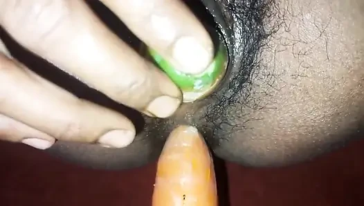 bhabhi ke bur me tel lagakar gajar dal diya