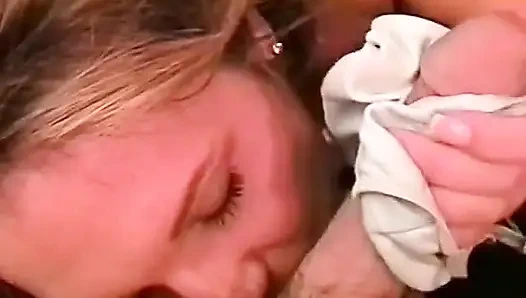 Belinda Blue iyi bir yarağı emiyor ve mastürbasyon yapıyor