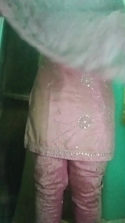 インドのゲイ女装者ボトム、ピンクのサルワールクルタを着て重厚なジャネリーを身にまとった本物の自家製セックス まるで主婦のように |クリップ1