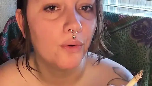 Mollige raucherin masturbiert