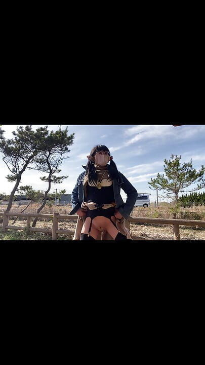 No130 Tucking diekspos di pantai sambil disambut suara ombak