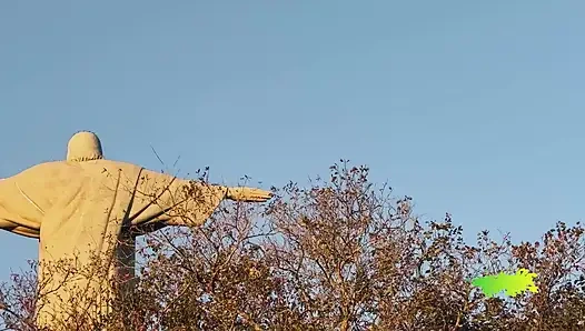 Aku Mematahkan Pantat Si Berambut Cokelat