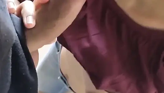 Wir gingen in ein haus und ich bat ihn, mich zu lutschen und er schluckte meine milch