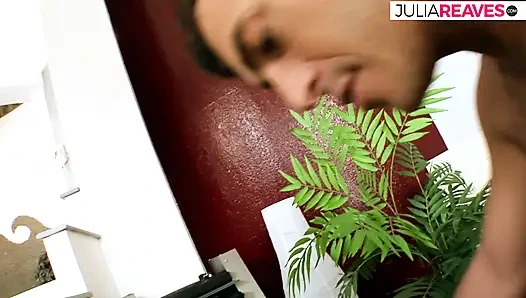 Gadis ini fingering memeknya sendirian sampai muncrat setelah dientot habis-habisan sama dua kontol