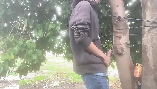 Yağmur sırasında kendimi tatmin etmek için kuru bir yer buldum