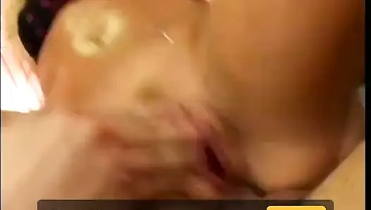 Hübsches gesichtsküken mit schönen großen augen ist profi beim sex und bekommt ihre muschi und ihren arsch gefickt