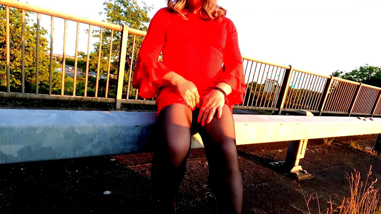 Amateur crossdresser Kellycd2022 masturbating in the sun