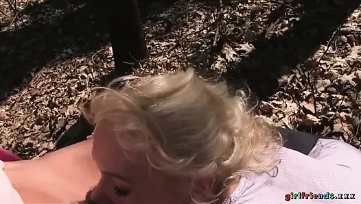 Girlfriends XXX - поход ведет в парк лесбийский секс, трах киски пальцами и лизание киски
