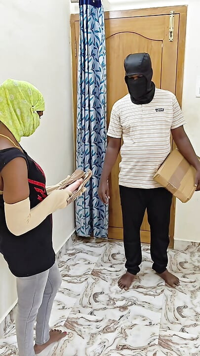 Dostavljač neočekivano jebe usamljenu devojku