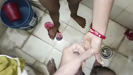 Die kurvige Desi Bhabhi schließt sich "Devar im badezimmer an - hardcore-tabu-sex-rollenspiel mit lautem stöhnen"