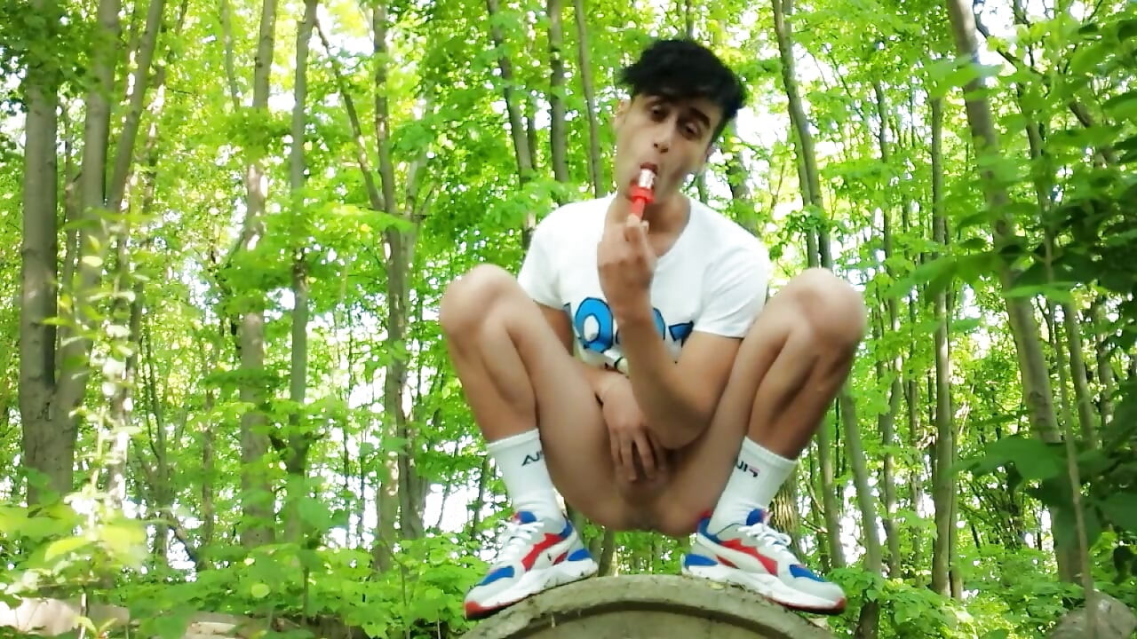 Twink götte eriyen lolipopla sikişiyor - damlayan şeker kreması