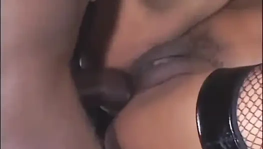 Сексуальная черная миниатюрная задница трахается в спальне... сперма в рот