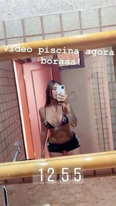 Ana putana mostra barriguinha