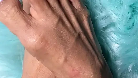 Melove sadece seksi küçük ayaklarını gösteriyor