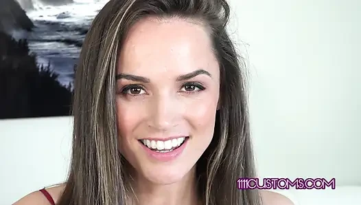Uzun boylu tanrıça Tori Black külotunu amına dolduruyor