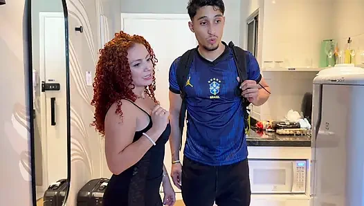 Ich habe meine Stiefmutter mit der Hotelbuchung ausgetrickst und wir haben uns ein Bett geteilt