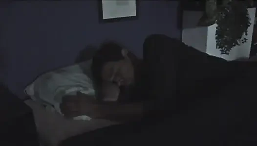 Genç kız olgun bir yarağın tadını hissediyor