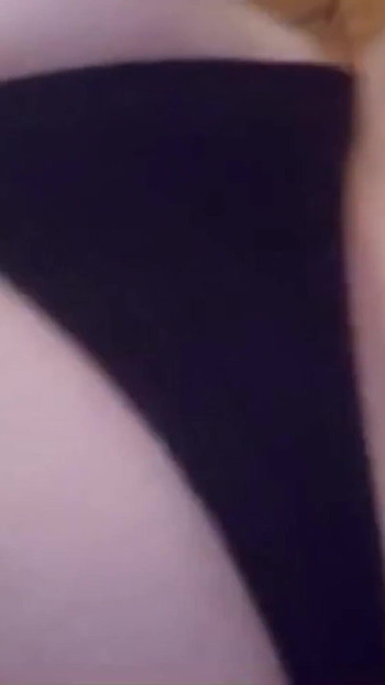 Zapanjujući trenutak iz filma "Big Fat Femboy mliječna krava na stroju za mužnju i udara ga po sisama"
