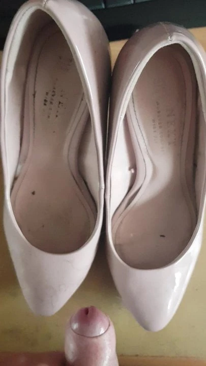Thick load on patent nude high heels