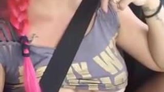 Menina brasileira mostrando peitos no carro