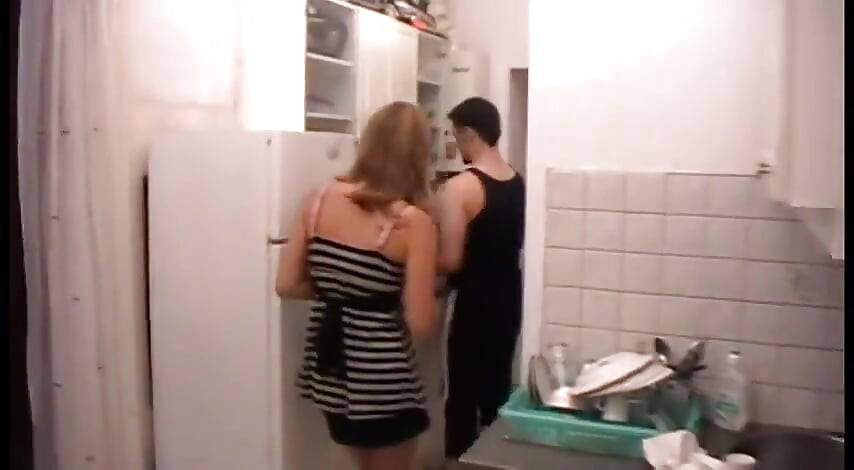 Pressa e maré até aquela cozinha, escravo!