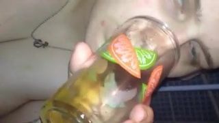 Kik Schlampe alywho123 trinkt ihre eigene Natursekt