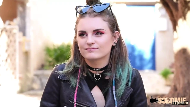 Trixy глубоко трахают в задницу