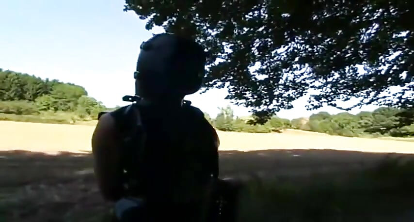 Mascarada loira gata posando com roupa de couro