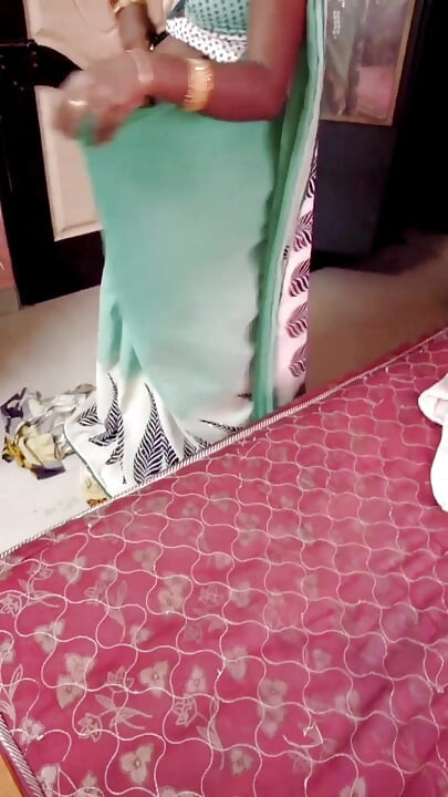 德西泰米爾妻子Renu濕潤裸體毛巾乾燥緩慢的紗麗著裝挑逗！印度辣妻x