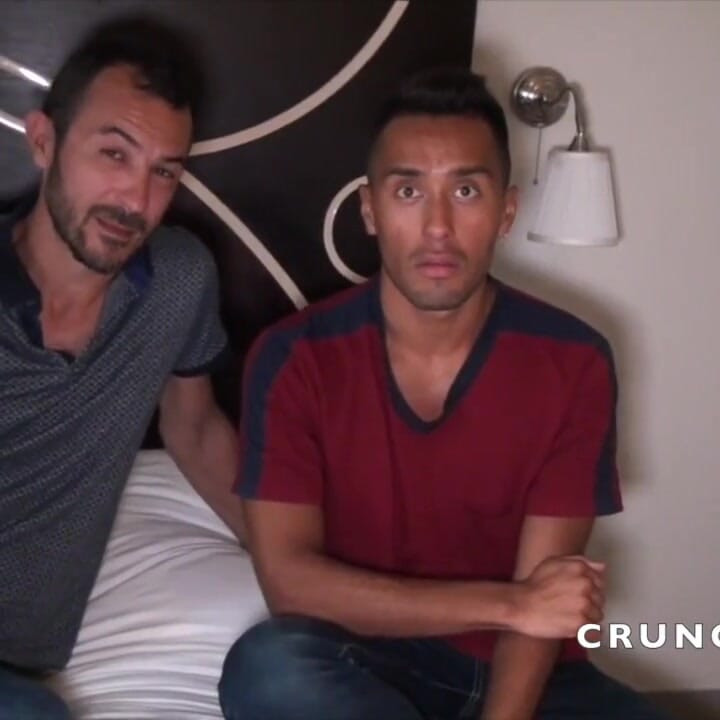 Cris eğlenmek için yaşlı tarafından prezervatifsiz sikiliyor